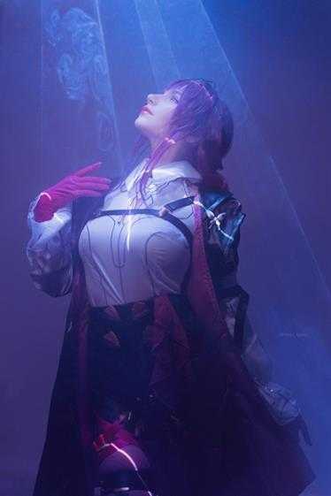 COSPLAY图赏：俄妹COS《葬送的芙莉莲》女主 白丝肉感勒痕明显